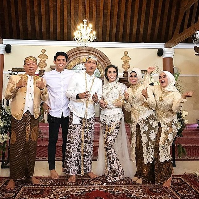 Rizal Armada and Monica Imas after the wedding ceremony at the Great Mosque of Solo Thursday (28/6) © instagram / ifanseventeen
