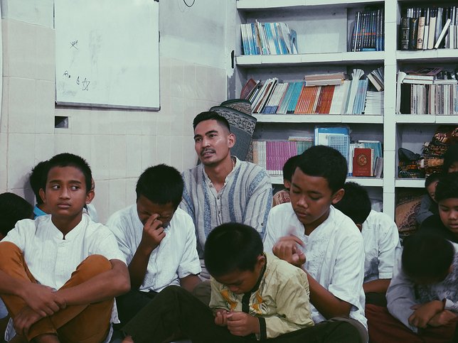 Robby Purba bersama para anak yatim. (instagram.com/robbypurba)