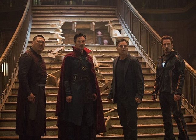 Iron Man bersama Doctor Strange dan Bruce Banner dalam Avengers: Infinity War