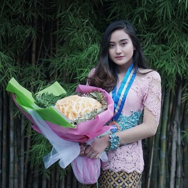 Penampilan Salshabilla saat wisuda (credit: instagram.com/salshabillaadr)