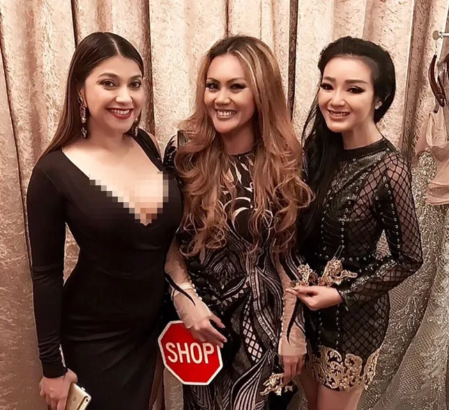 Sarah Azhari dan Dela Dewi tonton fashion show desainer Diana Putri © Istimewa