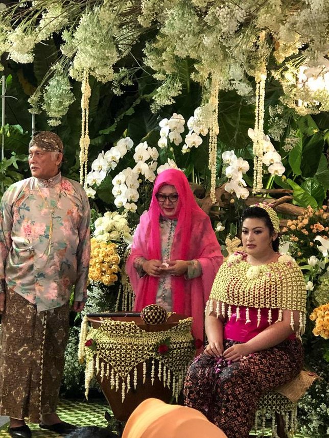 Danvy Sekartaji, anak sulung Anissa Trihapsari menikah © instagram/robbyray_yohannesbridal