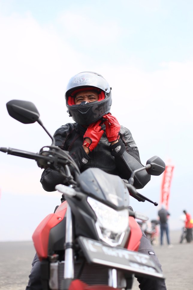 Sekut! Mengintip Cool Style Gofar Hilman Saat Touring ke Bromo