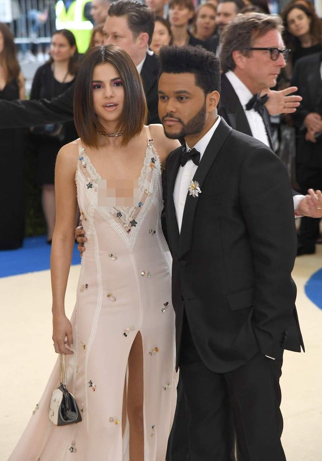 Selena akui sering pinjam baju dengan The Weeknd © AFP