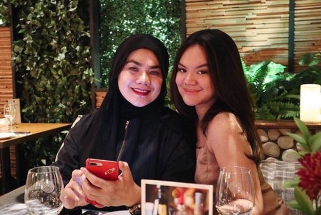 Sarita dan putrinya Shafa yang baru saja melabrak Jennifer Dunn © instagram.com/shafaharris