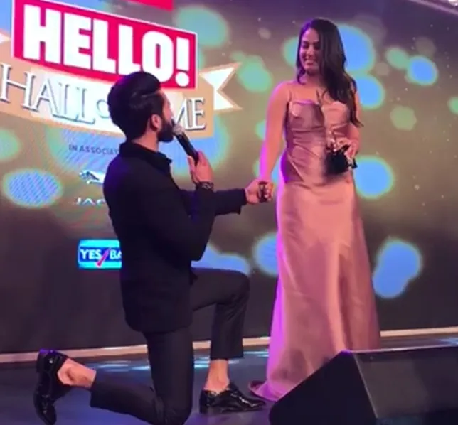 Shahid berlutut di hadapan Mira, so sweet ©pinkvilla