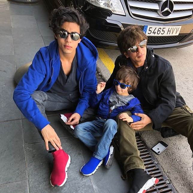   Shahrukh Khan, Aryan Khan and AbRam Khan are relaxing on the sidewalk Barcelona © instagram / gaurikhan 