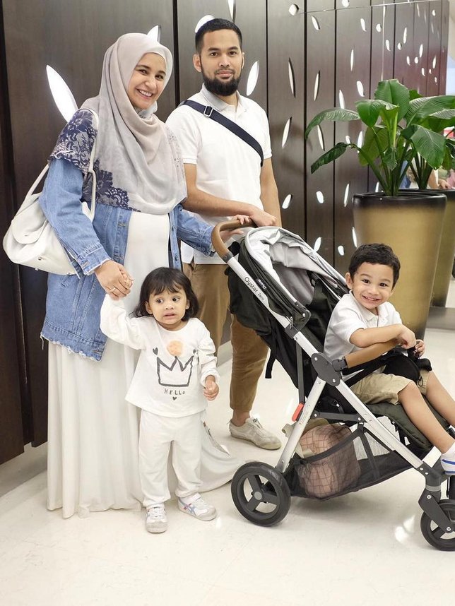 Teuku Wisnu dan Shireen Sungkar bersama kedua anak mereka © instagram.com/shireensungkar