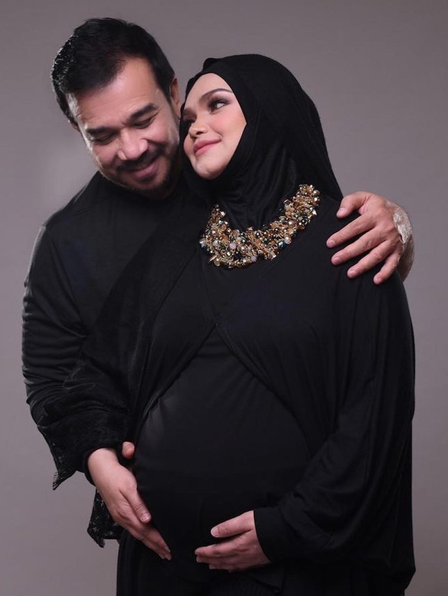 Siti Nurhaliza dan Datuk Seri Khalid Mohamad Jiwa. (Credit: instagram.com/ctdk)