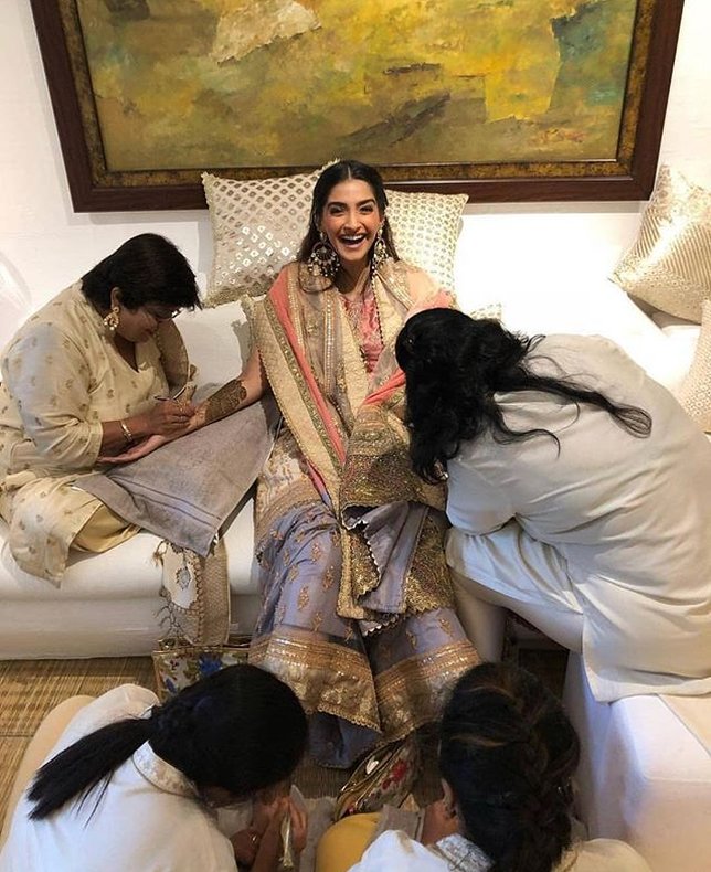 Sonam Kapoor kala melangsungkan upacara mehendi pernikahannya dengan Anand Ahuja. Penuh tawa ©instagram/instantlollywood