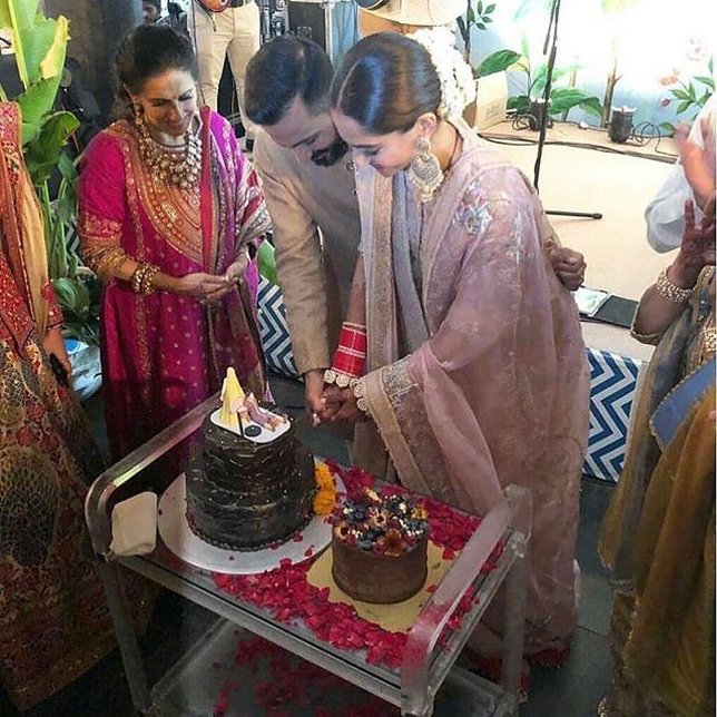 Sonam dan Anand memotong kue pernikahan mereka ©bollywoodlife