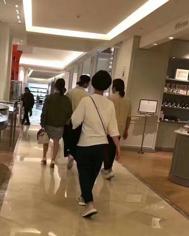 Song Joong Ki dan Song Hye Kyo terlihat bersama di sebuah Mall di Paris. © Instagram/descendants_ofthesun_official