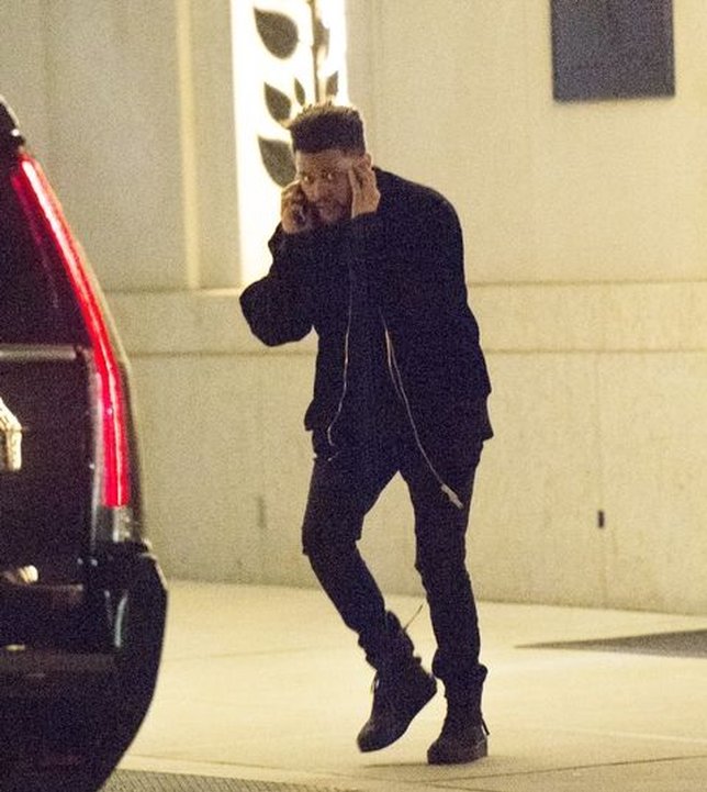 The Weeknd sebelumnya mengendap-endap keluar dari apartement Bella @ Elle.com