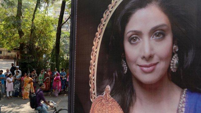 Foto Sridevi terpampang di luar kediaman sang aktris. (Credit: AFP via liputan6.com)