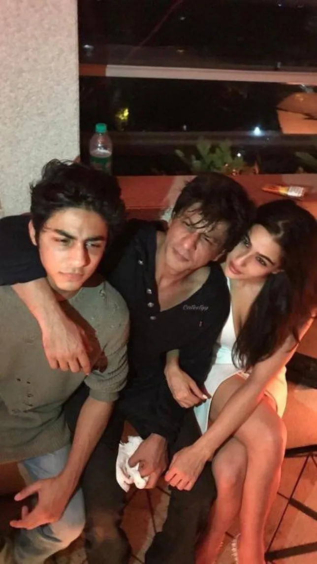 Aryan Khan dan Sara Ali Khan foto bareng SRK ©pinkvilla