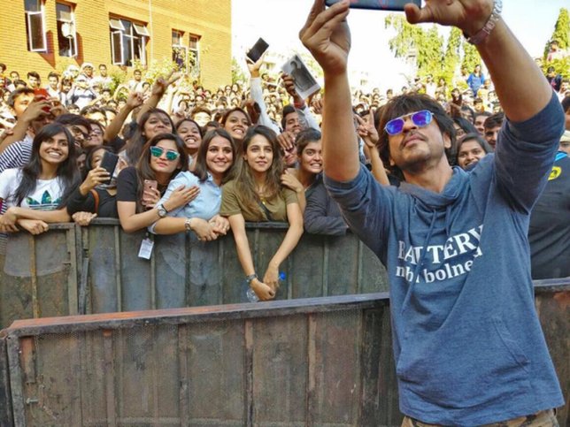 Shahrukh Khan selfie dari dalam pagar ©bollywoodlife