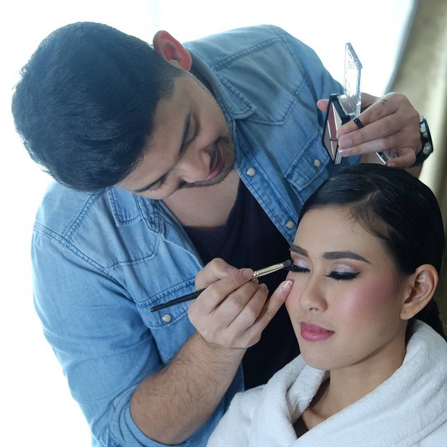 Syahnaz Sadiqah tengah bersiap untuk lakukan pemotretan pre-wedding. Credit: via instagram.com/rama_jee