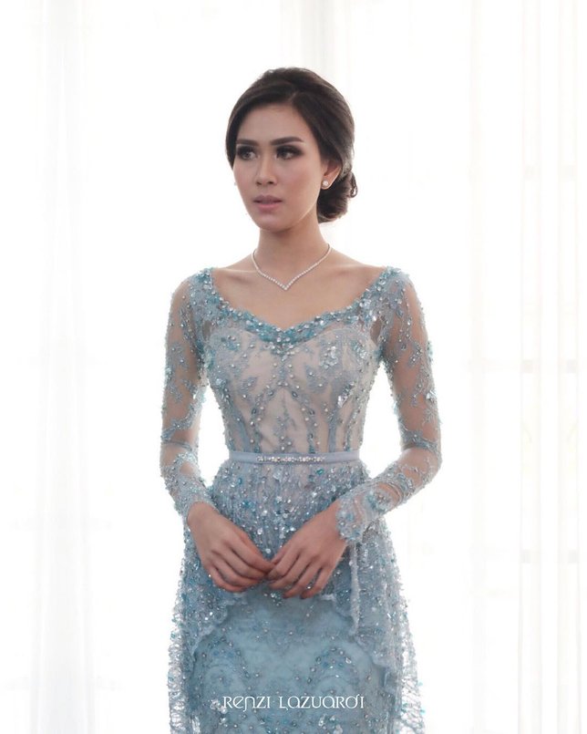 Untuk acara ini, Syahnaz memilih mengenakan kebaya cantik warna biru. /©instagram.com/renzilazuardi