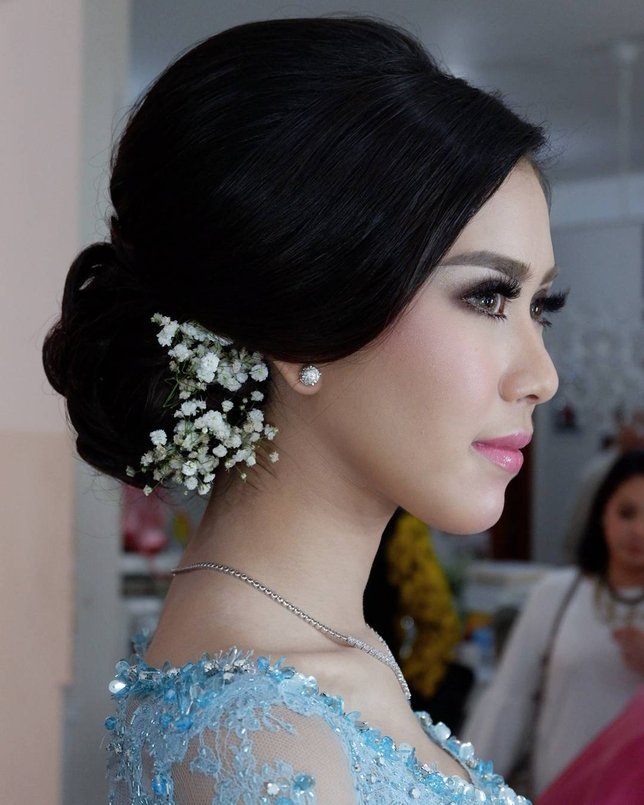 FOTO Pakai Kebaya  Biru Ini Detail Penampilan Syahnaz 