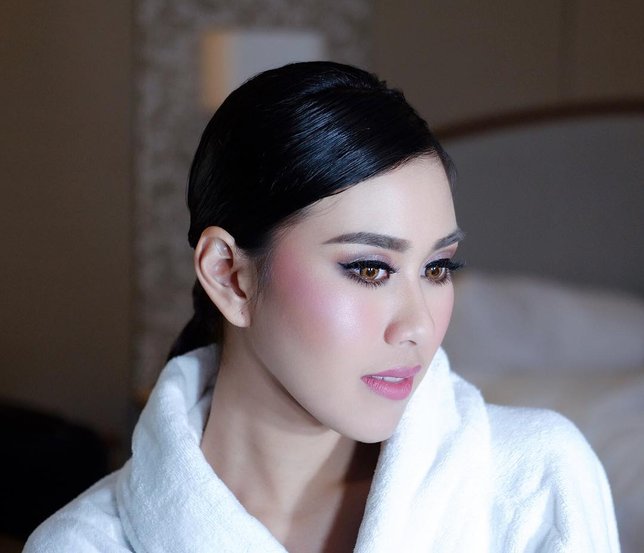 Pesona cantik Syahnaz dengan make-up flawless untuk momen pre-wedding. Memukau! Credit: via instagram.com/syahnazs