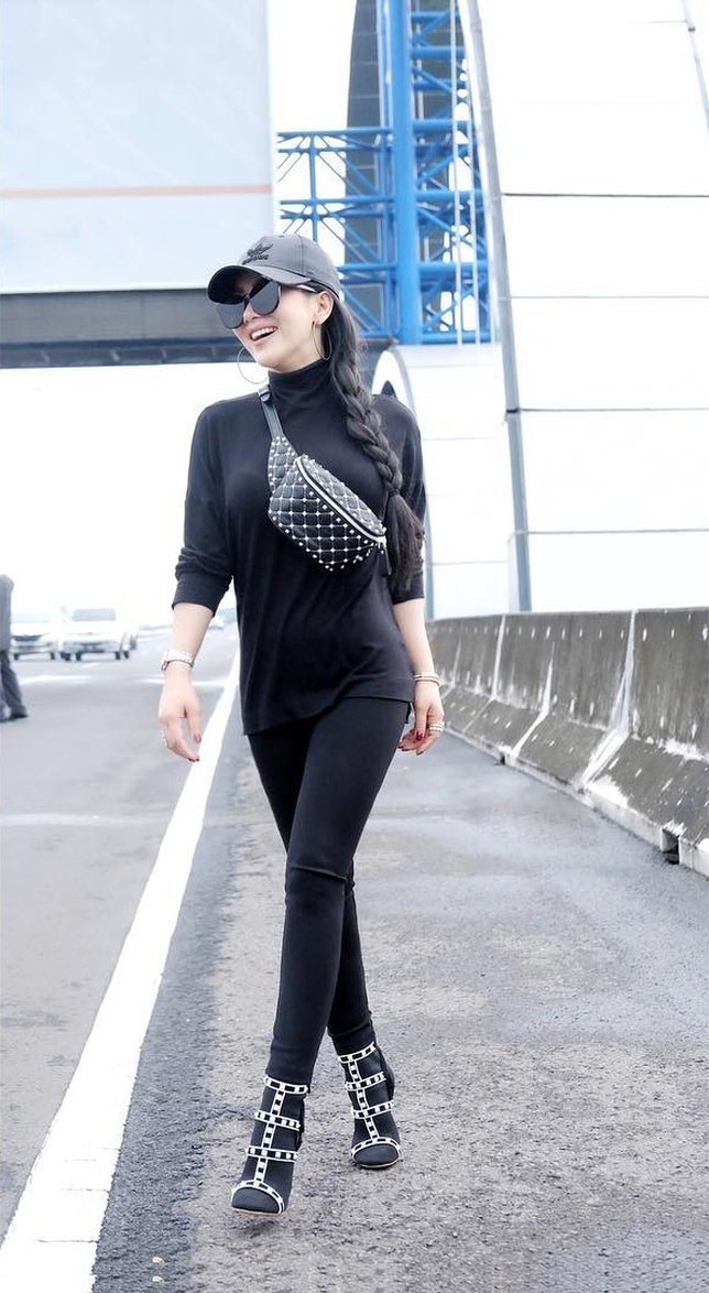 Foto kontorversial Syahrini di jalan tol © instagram.com/princessyahrini