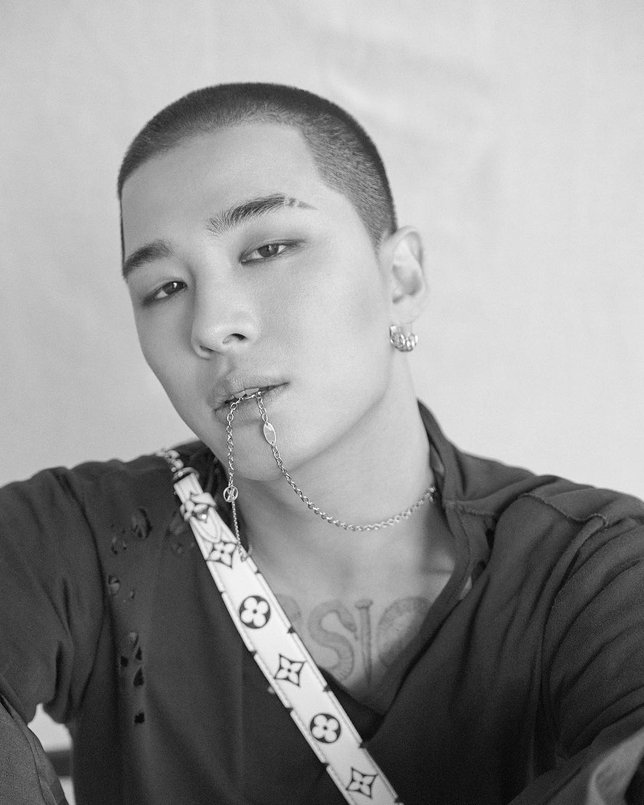 Pesona ganteng Taeyang pemotretan bersama Elle sebelum wamil. Credit: via instagram.com/ellekorea