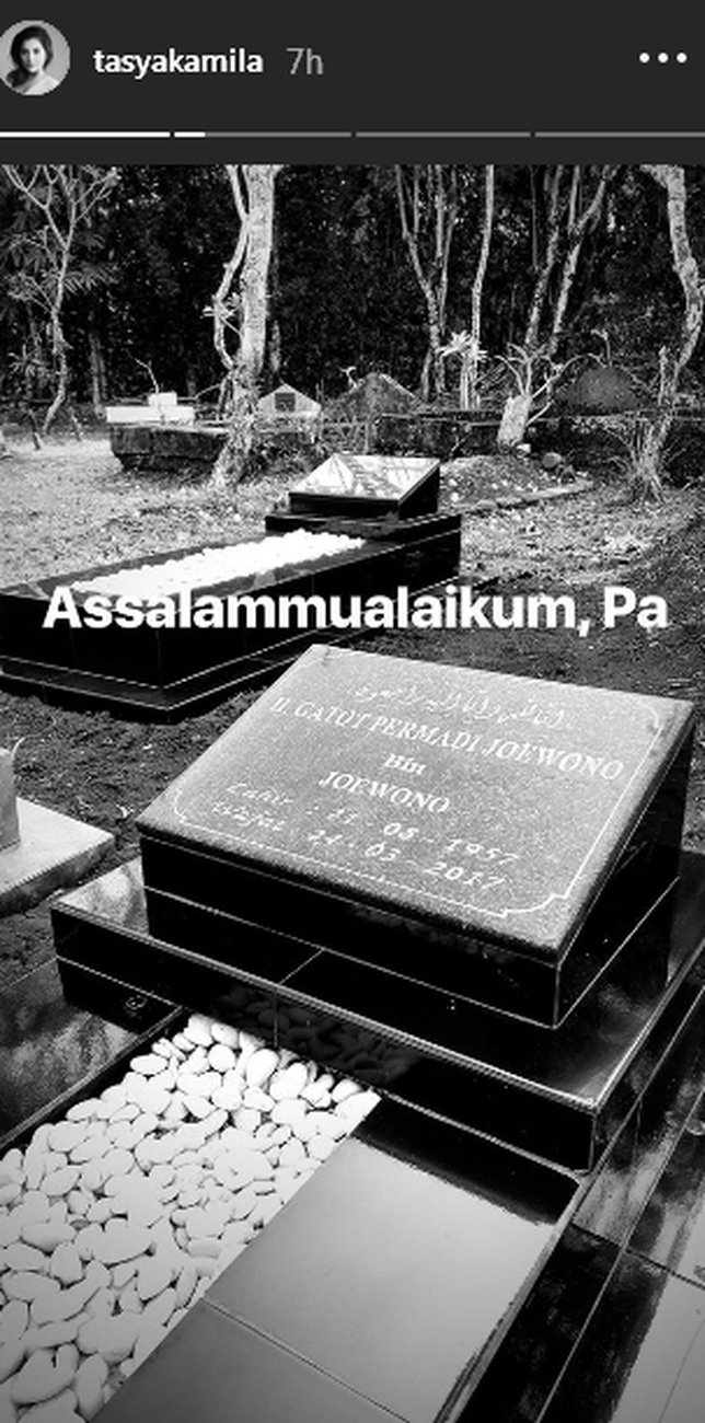 Sebelum menikah, Tasya nyekar ke makam ayahanda Â©instagram/tasyakamila