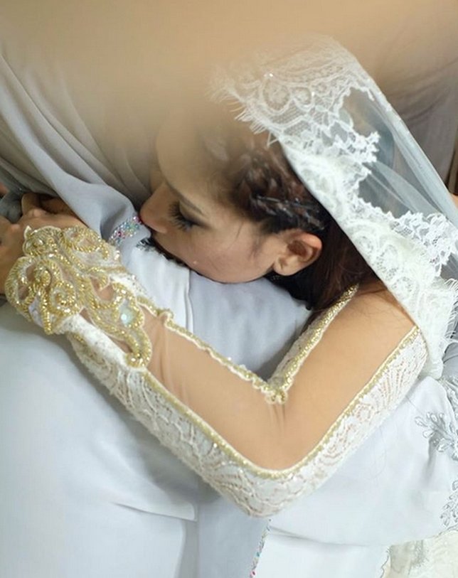 Tata Janeeta peluk ibunda dengan berurai air mata, benar menikah? ©instagram/tatajaneetaofficial