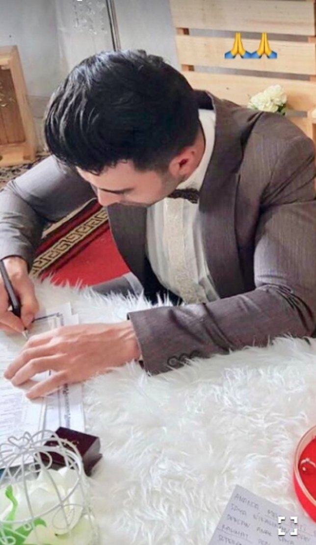Mehdi tanda tangan berkas pernikahan? ©instagram/mehdizati
