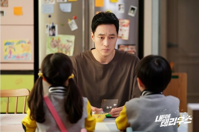 So Ji Sub lagi fokus mengasuh anak nih di drama TERIUS BEHIND ME. © MBC