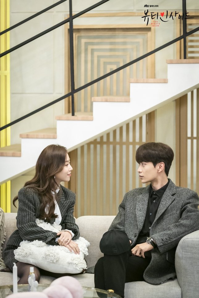 Lihat cara memandang Lee Min Ki ke Seo Hyun Jin, bikin baper banget deh drama THE BEAUTY INSIDE! © jtbc