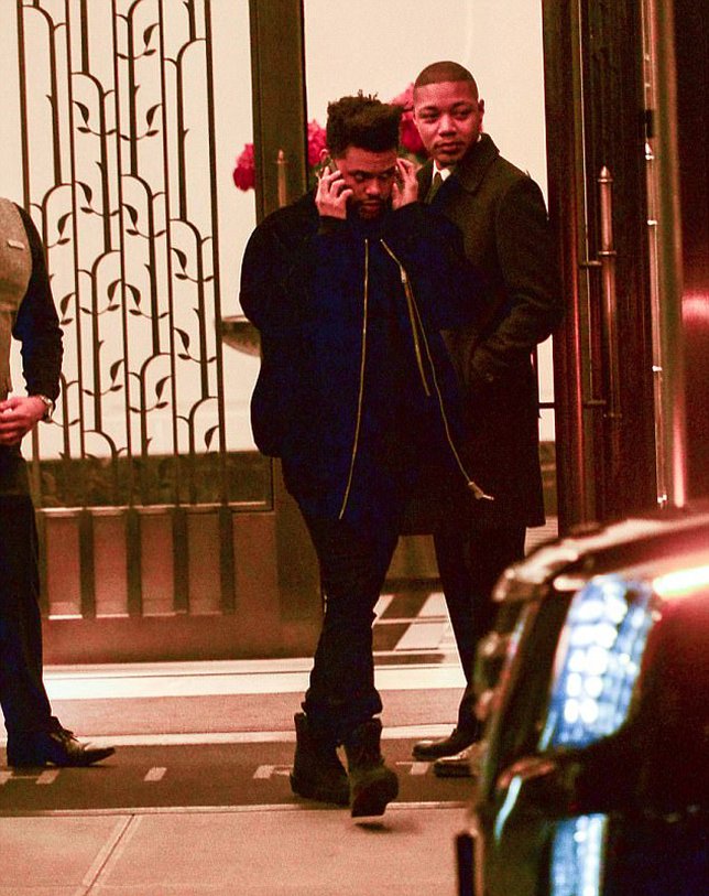 The Weeknd keluar dari apartemen Bella © Splashnews/dailymail.co.uk