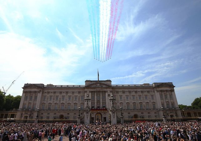 Para pilot jet lakukan flyover di atas istana Buckingham. © Instagram.com/theroyalfamily