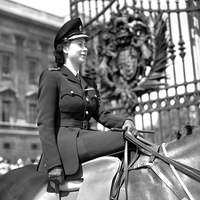 Ratu Elizabeth II saat menemani Raja george VI pada Trooping the Clour tahun 1947. © Instagram.com/theroyalfamily