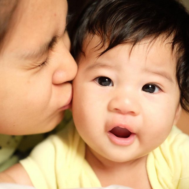 Putri Titian kecup gemas pipi Baby Iori. So cute! /©instagram.com/putrititian