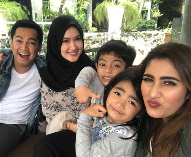 Mereka juga melakukan selfie bersama (credit : instagram.com/tommykurniawann)