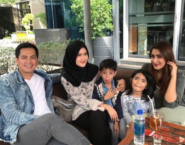 Keakraban istri dan mantan istri Tommy Kurniawan )credit : instagram.com/tommykurniawann)