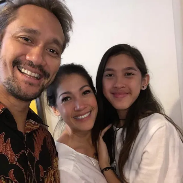 Tora Sudiro dan keluarga berbahia di hari kelulusan Queena Miendra. 呼nstagram/t_orasudi_ro