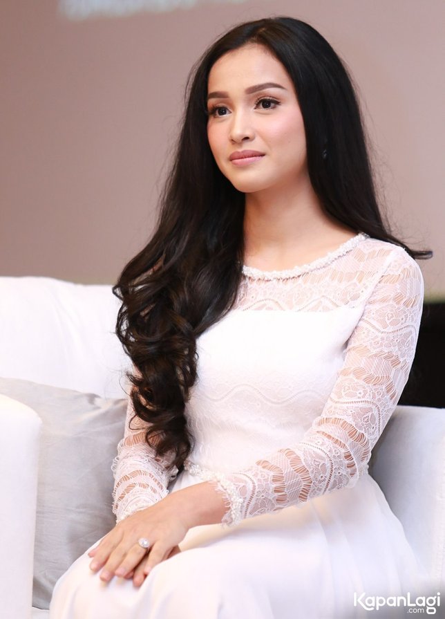 Artis cantik Tya Arifin dinikahi oleh Bangsawan Malaysia. ©KapanLagi.com/Agus Apriyanto