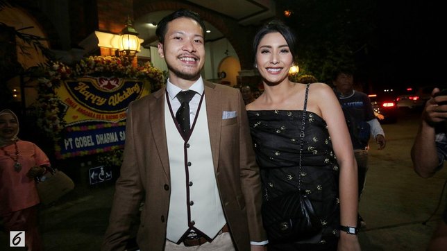 Tyas Mirasih dan suami hadir di pernikahan Nadine dan Dimas Anggara © Bintang.com/Adrian Putra