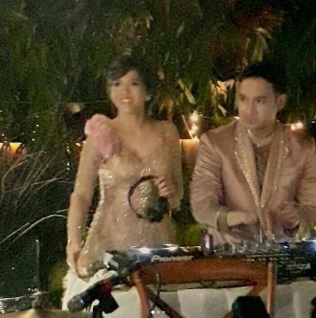 Una dan Rama naik panggung di acara pernikahan mereka ©instagram/#unarama