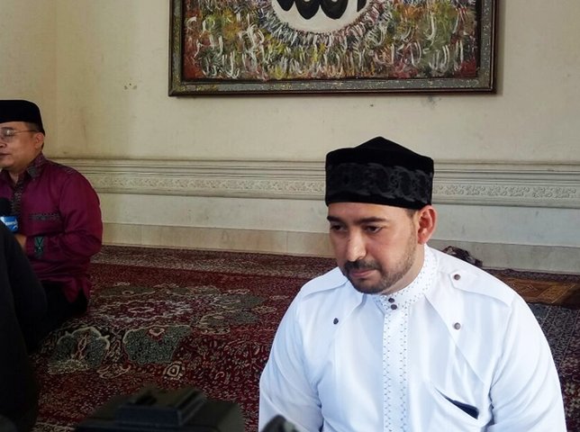 Ustaz Al Habsyi menceritakan tentang sosok Almarhumah kepada awak media. © KapanLagi.com/Fikri Alfi Rosyadi