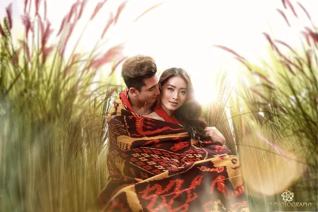 Verrell dan Natasha Wilona berpelukan di padang rumput. Credit: via instagram.com/fdphotography90