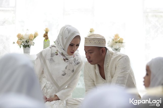 Angel Lelga dan Vicky menggelar pengajian jelang pernikahan. cr: KapanLagi.com/Muhammad Akrom Sukarya