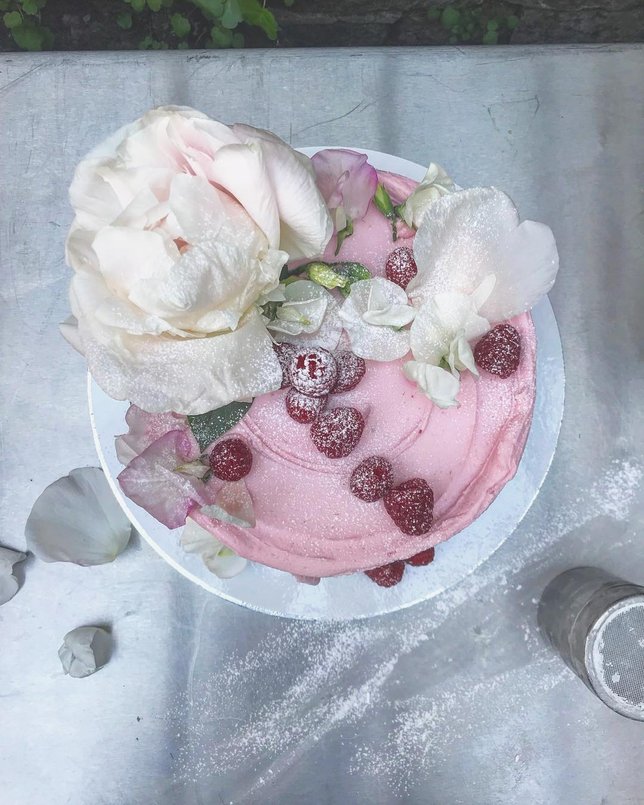 Salah satu kue yang penuh bunga buatan Claire Ptak © instagram.com/violetcakeslondon