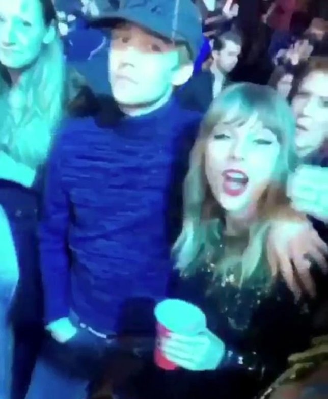 Joe Alwyn dan Taylor Swift nonton konser bareng. Credit: Instagram