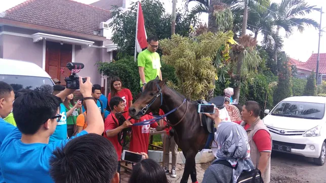 Anang ketika sebelum naik kuda menjelang grand opening Oleh-Oleh Asix ©dok.istimewa/DannyBBP