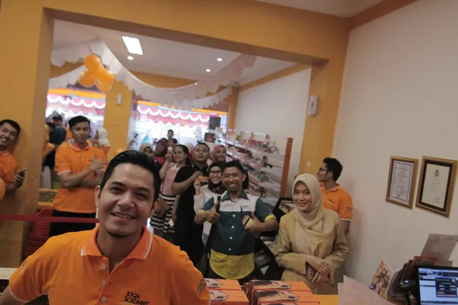 Dude beri kejutan dengan jualan langsung di outlet Jogja Scrummy © Dokumentasi Pribadi