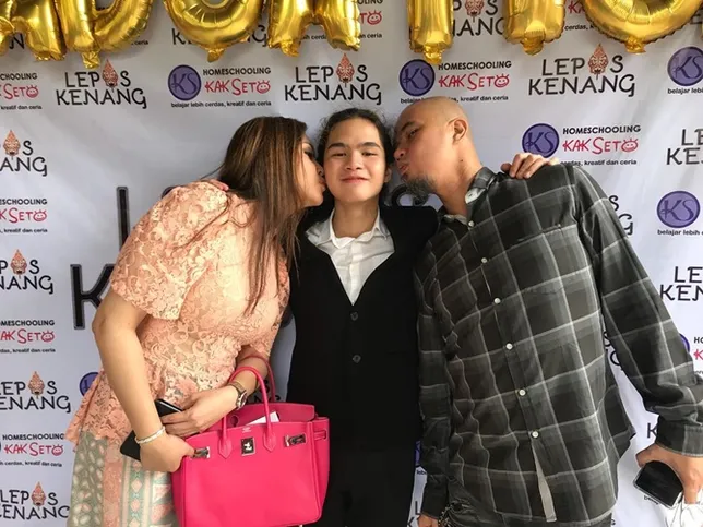 Maia dan Dhani kompak cium pipi dul saat wisudanya (credit: instagram.com/duljaelani)