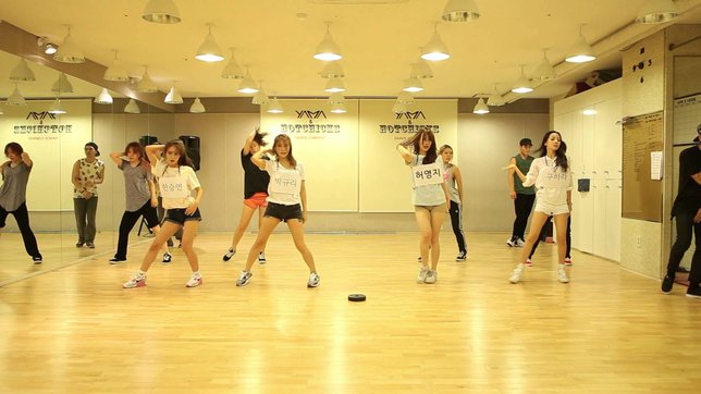 YAMA & HOTCHICKS saat sesi latihan bersama KARA (Credit: youtube.com/DSPMedia)